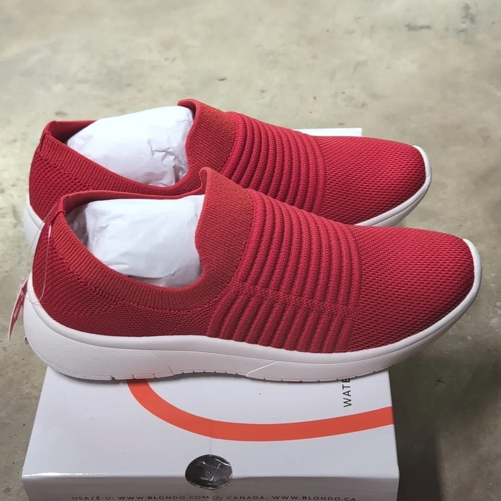 Blondo Women's Waterproof Karen Red Knit - Picture 5 of 8